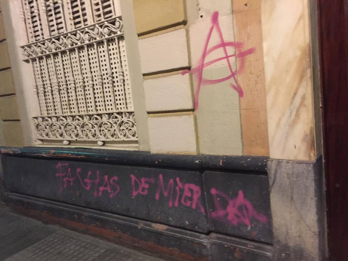 Un grupo de radicales empaña la manifestación contra Vox en la ciudad de Cádiz